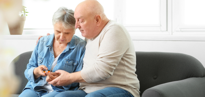 ancianos adultos mayores miden su nivel de glucosa porque tienen diabetes