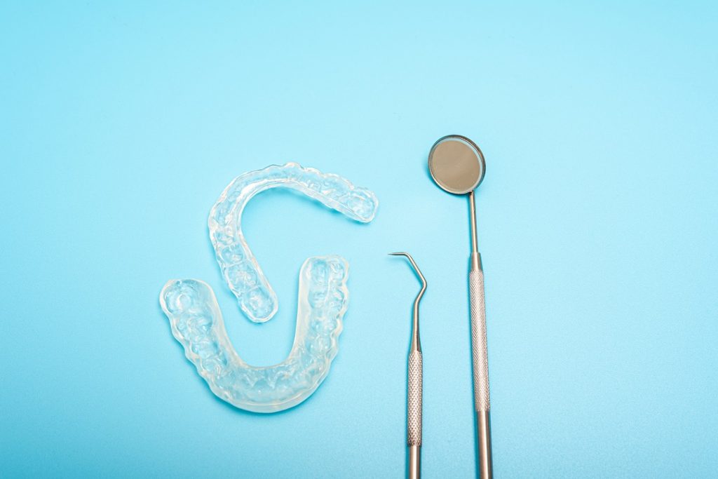Material de dentista para tratar el bruxismo con férulas dentales, que se utilizan para disminuir factores de riesgo de la artrosis de mandícula.