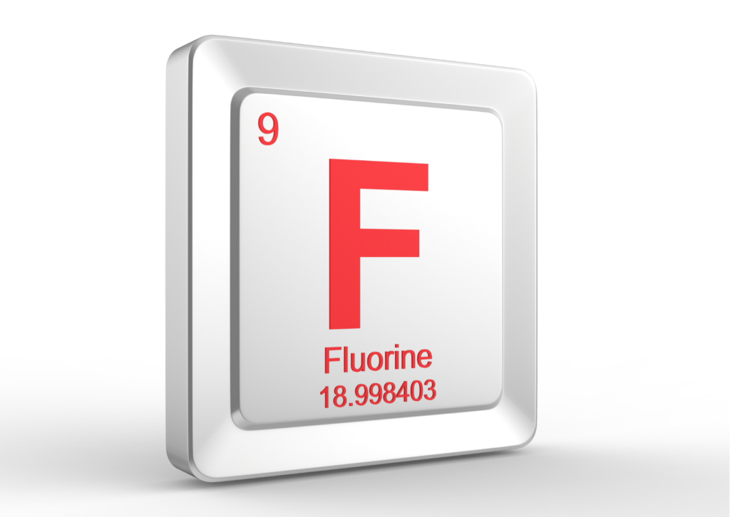 Cuadrado metalizado que contiene una F mayúscula de color rojo que representa el símbolo del flúor en la tabla periódica. tema: para qué sirve el flúor en los dientes, nota Everest Life 