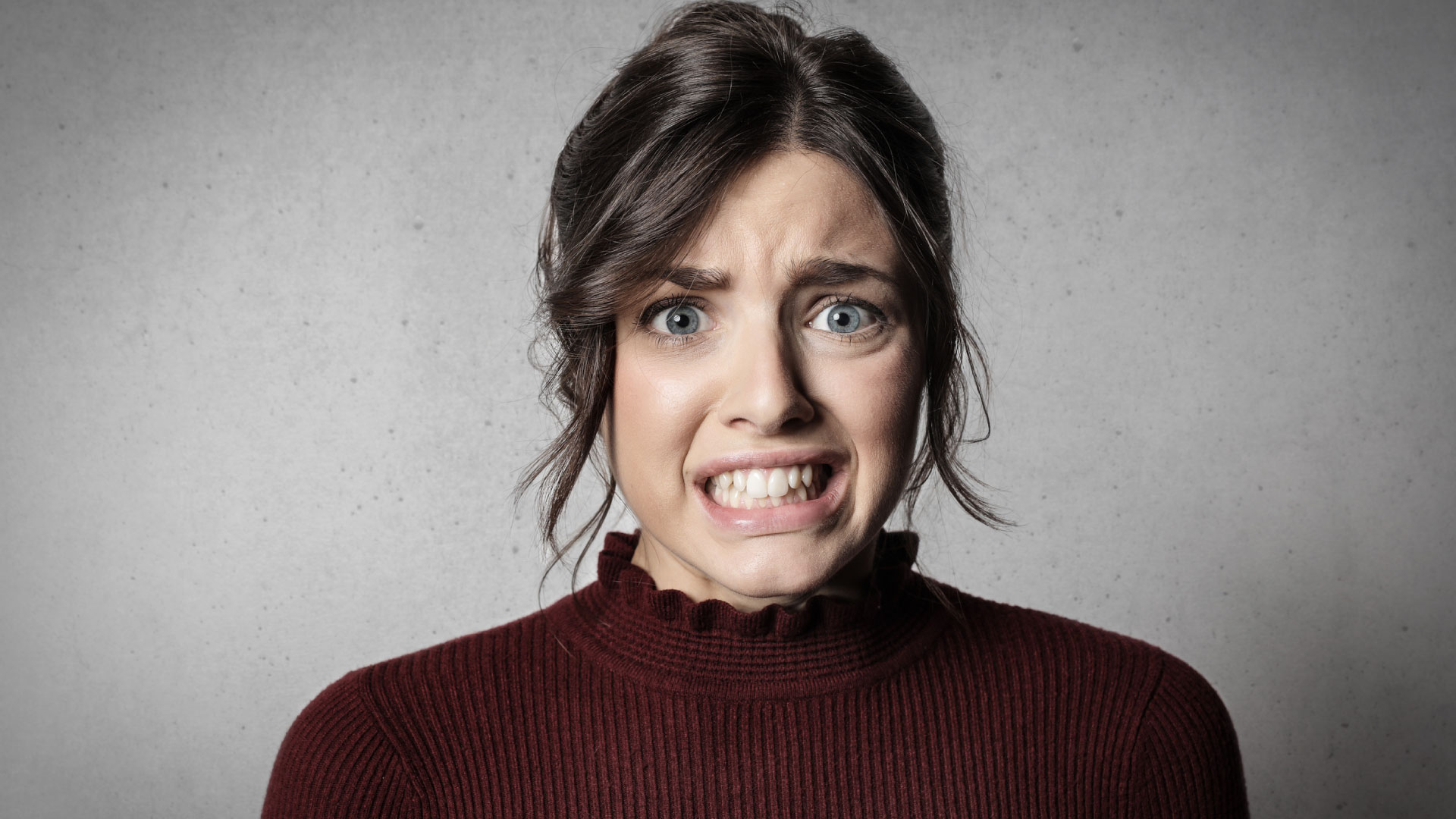 bruxismo, mitos, el bruxismo es un síntoma, mujer con bruxismo, bruxismo de día, bruxismo de noche